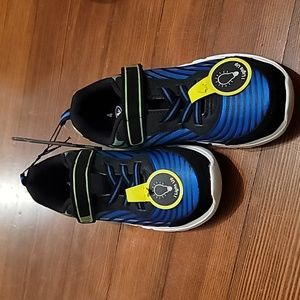 SIZE 4 BOYS LIGHT UP SHOES